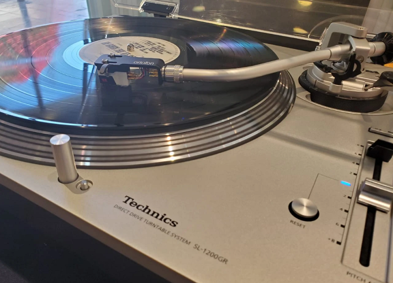 Tornamesa tocando disco vinilo en tienda de La serena 800x577 Tornamesa tocando disco vinilo en tienda de La serena 800x577