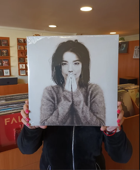 Ximena mostrando un disco vinilo